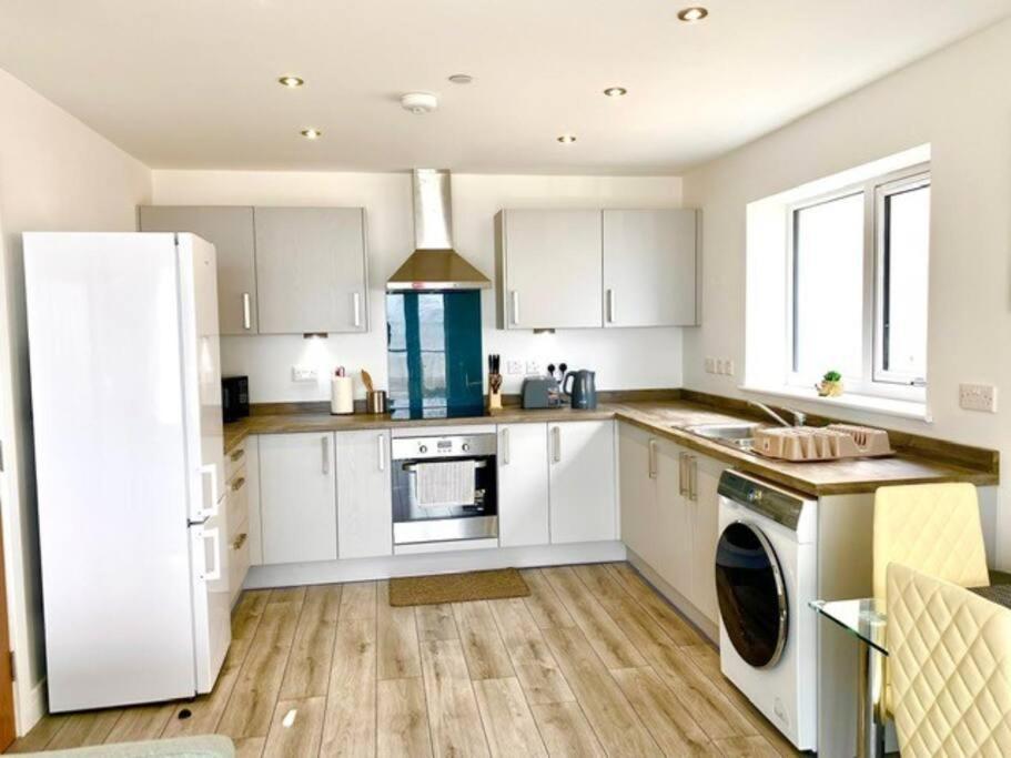 Lovely New 2 Bedroom Condo With Stunning Seaviews Penmaen-mawr Exteriör bild