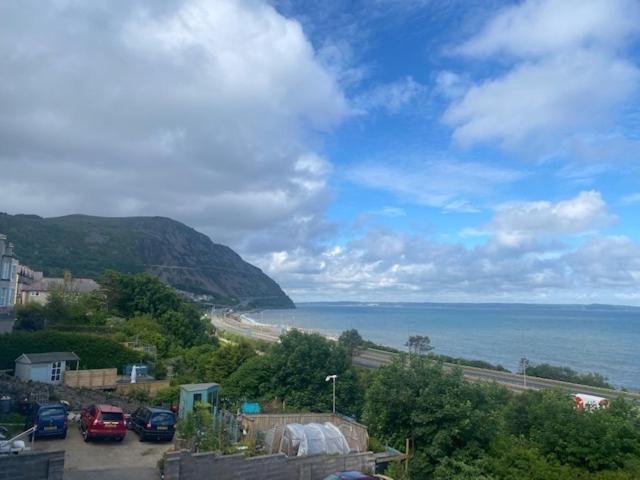 Lovely New 2 Bedroom Condo With Stunning Seaviews Penmaen-mawr Exteriör bild