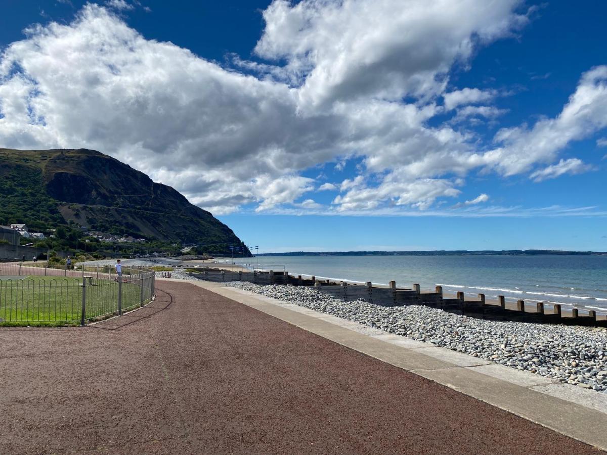 Lovely New 2 Bedroom Condo With Stunning Seaviews Penmaen-mawr Exteriör bild