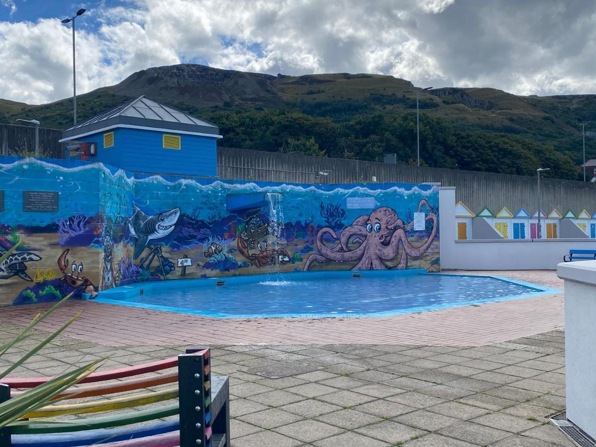 Lovely New 2 Bedroom Condo With Stunning Seaviews Penmaen-mawr Exteriör bild