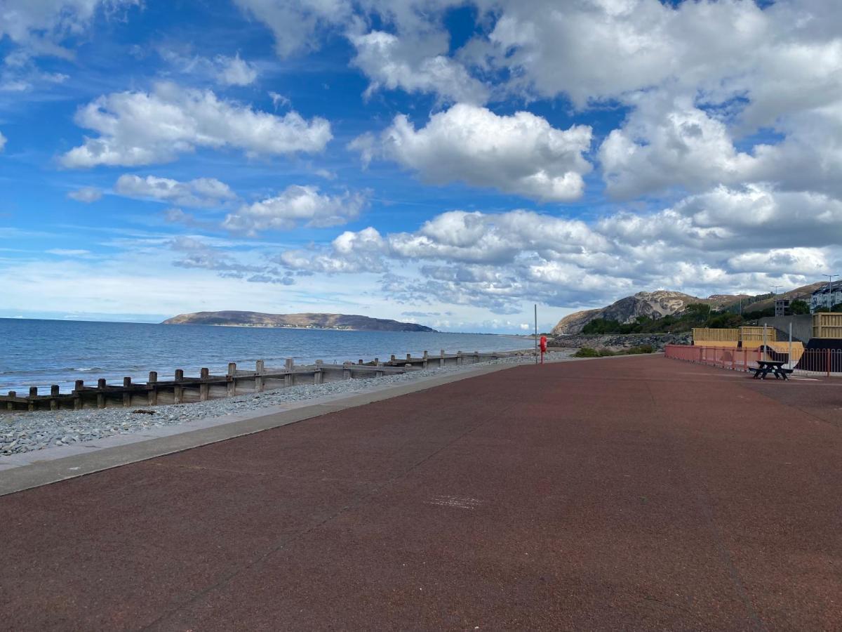 Lovely New 2 Bedroom Condo With Stunning Seaviews Penmaen-mawr Exteriör bild