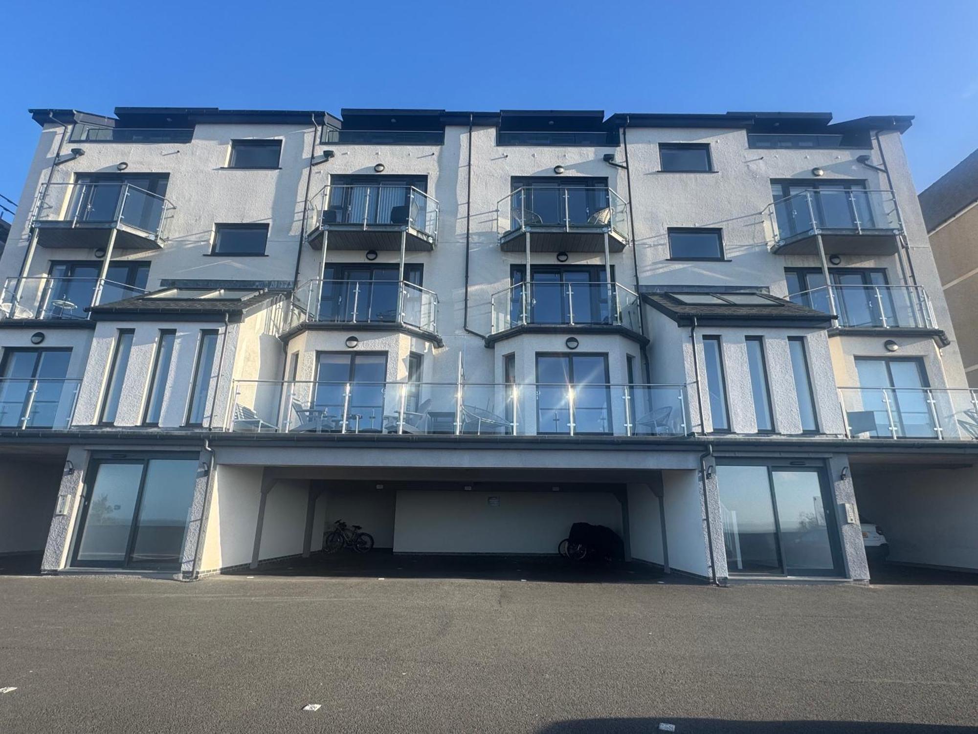 Lovely New 2 Bedroom Condo With Stunning Seaviews Penmaen-mawr Exteriör bild
